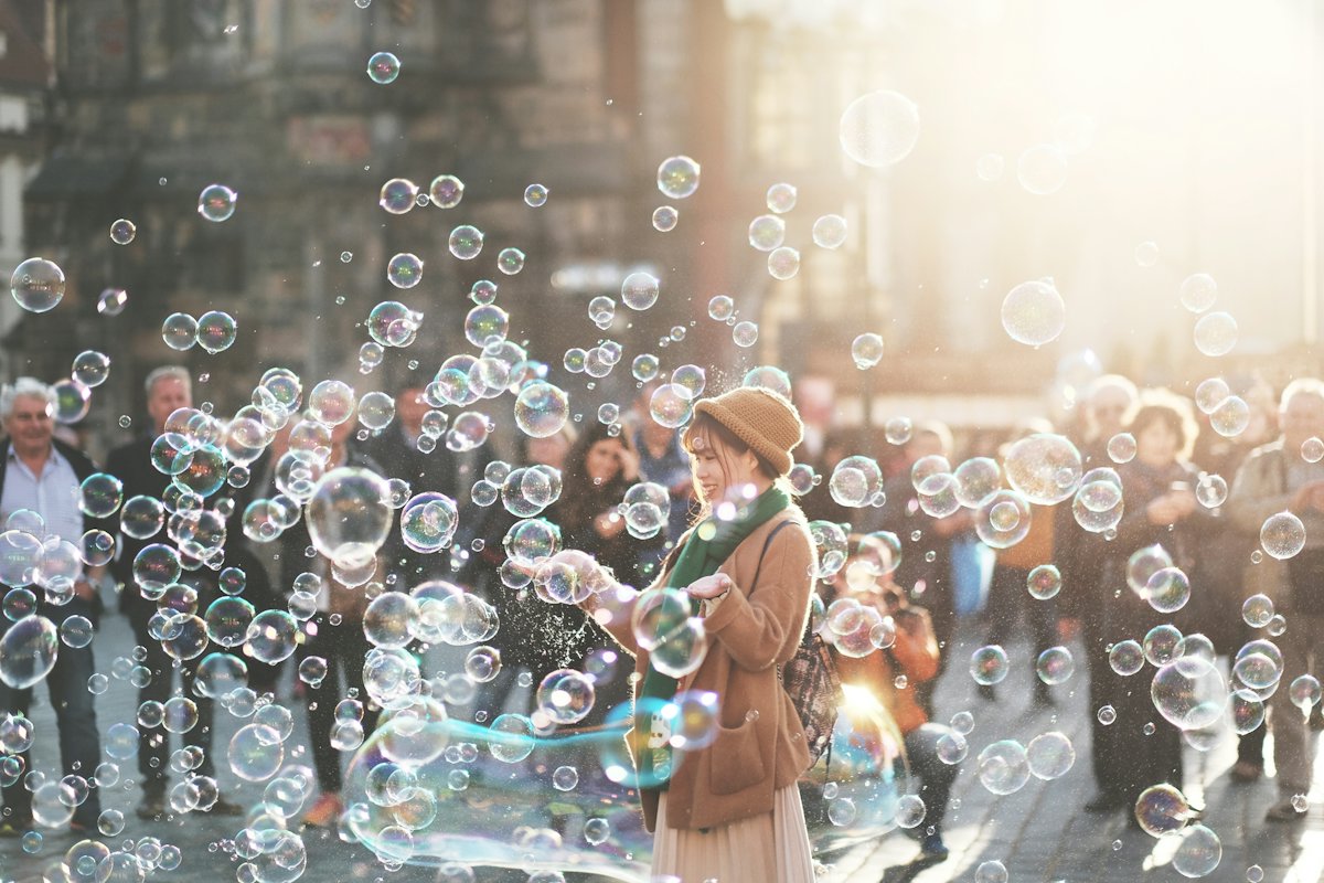 Koučka s klientem na procházce v přírodě – terapie procházkou Walk & Talk